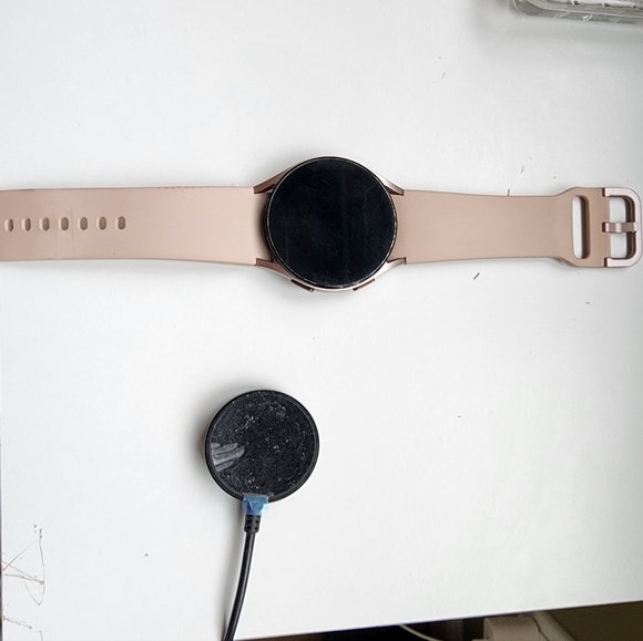 Samsung and Smartwatch with Circular Display and Adjustable Strap Size M 20mm - Picture 1 of 13
